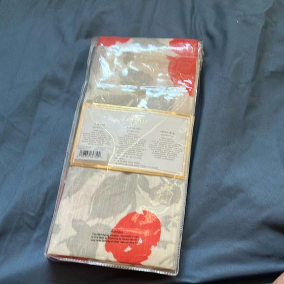 Kate Spade: Garden Rose Floral Napkins- set of 4- 100% cotton- 20”x20” - Picture 16 of 16